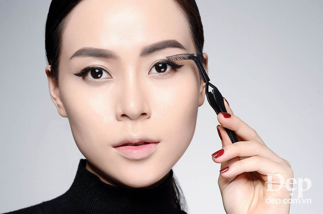 Môi nhũ đỏ dẫn đầu xu hướng trang điểm mùa cuối năm ảnh 5