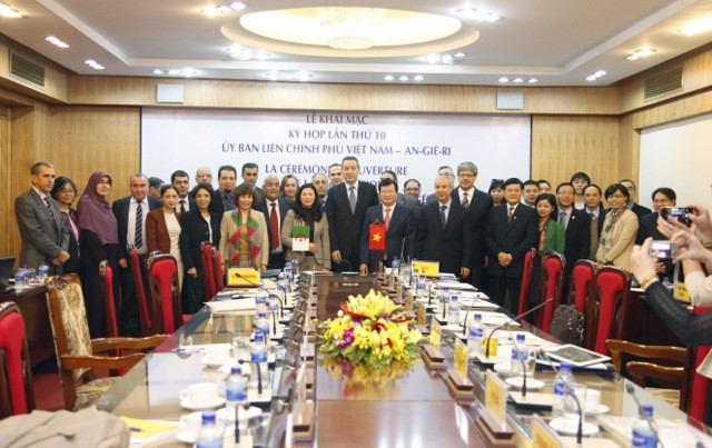 Toàn ảnh Kỳ họp lần thứ 10 Ủy ban liên Chính phủ Việt Nam-Algeria. (Ảnh: Hằng Nguyễn/Vietnam+) Thúc đẩy, mở rộng sự hợp tác nhiều mặt Việt Nam-Algeria ảnh 2