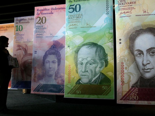 Ảnh minh họa. (Nguồn: Bloomberg) Lạm phát tăng cao, Venezuela tăng lương tối thiếu 10% ảnh 1