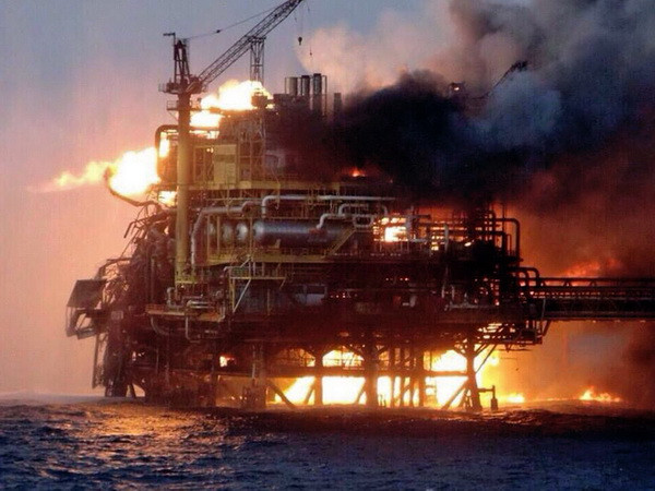 Cháy giàn khoan dầu tại Mexico, 20 người thương vong ảnh 1