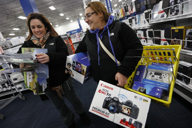 Khách hàng mua sắm trong ngày 'Black Friday' tại Dartmouth. (Nguồn: AP/TTXVN) Người Mỹ đi mua sắm nhiều nhưng chi ít hơn cho "Black Friday" ảnh 1