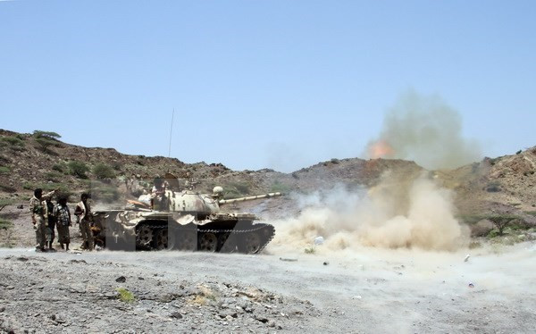 Lực lượng ủng hộ Chính phủ Yemen trong cuộc giao tranh với lực lượng Houthi tại Sharija, khu vực giáp ranh giữa tỉnh Taez và Lahj. (Nguồn: AFP/TTXVN) Liên hợp quốc nỗ lực tái khởi động các cuộc hòa đàm cho Yemen ảnh 1