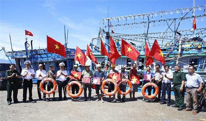 Bộ Tư lệnh Vùng 4 Hải quân làm điểm tựa cho ngư dân vươn khơi bám biển ảnh 1