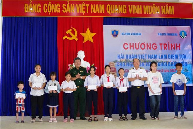 Bộ Tư lệnh Vùng 4 Hải quân làm điểm tựa cho ngư dân vươn khơi bám biển ảnh 2