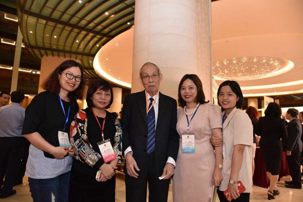 Nguyên Bộ trưởng Trần Hồng Quân cùng các phóng viên. (Ảnh: Thu Lương/Vietnam+) Giáo sư-Tiến sỹ Trần Hồng Quân dành cả cuộc đời cho giáo dục ảnh 1