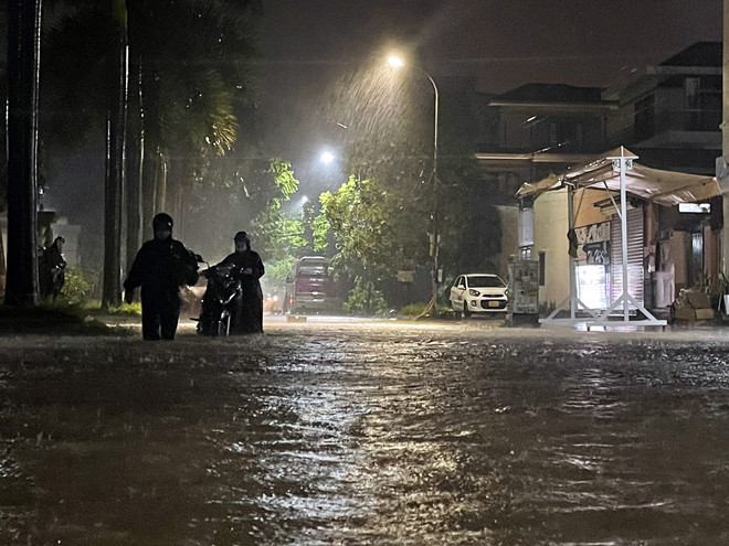 Miền Trung đề phòng lũ quét, sạt lở đất; Hà Nội chiều tối mưa dông ảnh 1