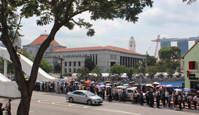 Người dân xếp hàng vào viếng ông Lý Quang Diệu ngày càng đông ảnh 1