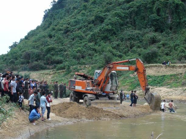 Hàng trăm người hiếu kỳ xem vớt gỗ sưa ngâm nước ảnh 1