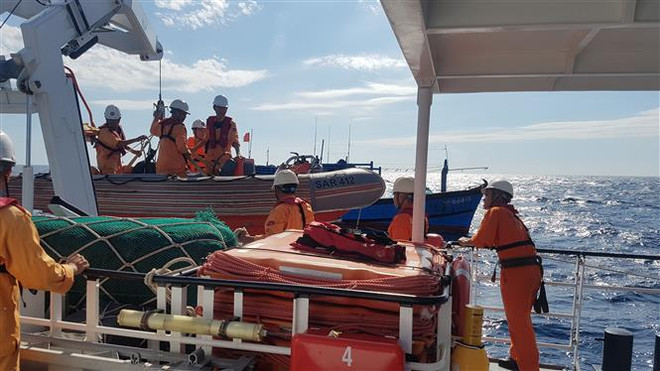 Biên phòng Bà Rịa-Vũng Tàu tiếp nhận 6 thuyền viên bị nạn trên biển ảnh 1