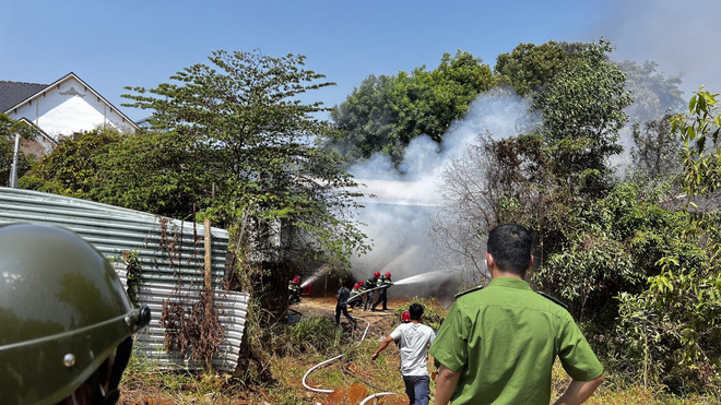 Bình Phước: Hỏa hoạn tại kho chứa bao bố, thiêu rụi nhiều tài sản ảnh 1