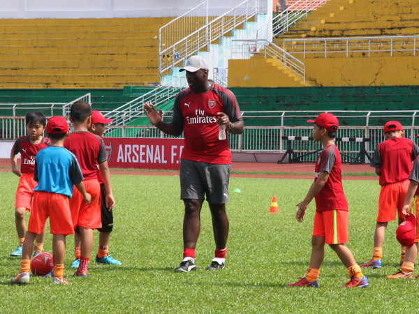 Sol Campbell ấn tượng với các cầu thủ nhí tại TP. Hồ Chí Minh ảnh 1