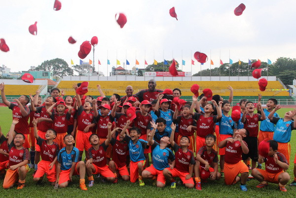 Sol Campbell ấn tượng với các cầu thủ nhí tại TP. Hồ Chí Minh ảnh 2