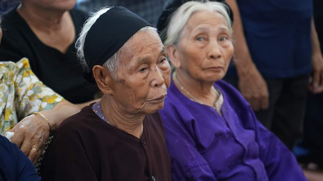 Bà Nguyễn Thị Lớn vấn khăn đen tại Lễ viếng Tổng Bí thư Nguyễn Phú Trọng tại xã Vạn Thọ, ngày 25/7. (Ảnh: PV/Vietnam+) vnp_vt1.jpg