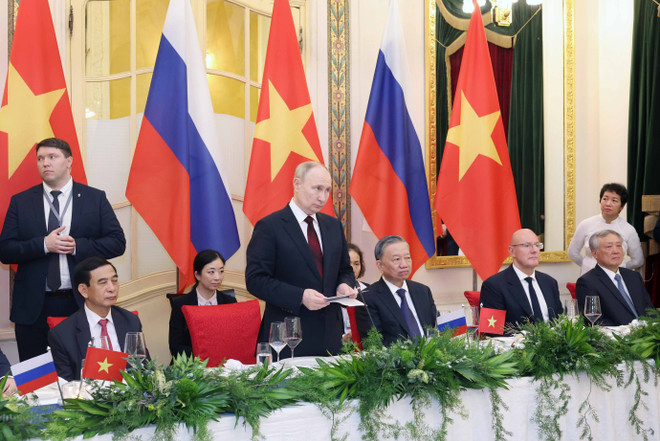 Tổng thống Liên bang Nga Vladimir Putin phát biểu. (Ảnh: Nhan Sáng/TTXVN) ttxvn_tiec chieu dai putin (3).jpg
