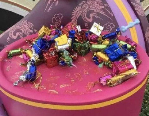 Du khách Trung Quốc "thó" cả kẹo giả trong Disneyland Thượng Hải ảnh 1