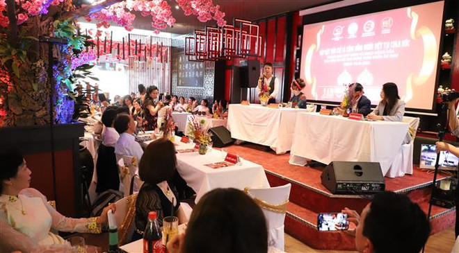 Tôn vinh hình ảnh người phụ nữ và tà áo dài Việt Nam tại châu Âu ảnh 1