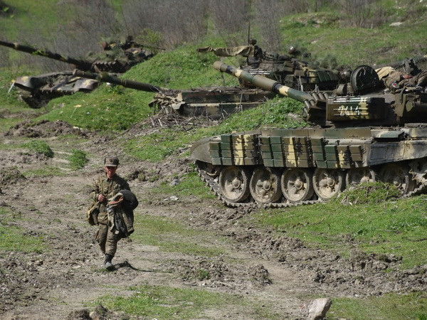 Nga tìm cách cân bằng trong việc bán vũ khí cho Armenia, Azerbaijan ảnh 1