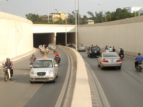 Cảnh báo mất an toàn do dừng đỗ xe trái phép ở hầm Kim Liên ảnh 1