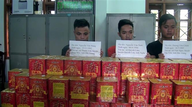 Bắt 3 đối tượng có hành vi mua bán trái phép 126 bánh pháo hoa ảnh 1