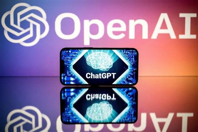 Biểu tượng OpenAI và ứng dụng ChatGPT. (Ảnh: AFP/TTXVN) EC lo ngại về việc sử dụng trí tuệ nhân tạo trong quản lý nhân lực ảnh 1