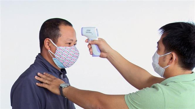 Kiểm tra thân nhiệt hành khách từ Hà Nội đến Phú Yên. (Ảnh: Xuân Triệu/TTXVN) Phú Yên chưa tiếp nhận công dân từ vùng dịch về cách ly tại địa phương ảnh 1
