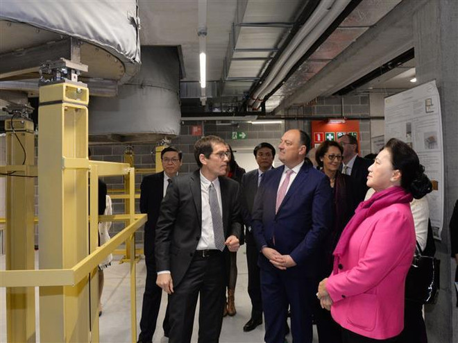 Chủ tịch Quốc hội Nguyễn Thị Kim Ngân đến thăm trường đại học Gembloux. (Ảnh: Trọng Đức/TTXVN) Thúc đẩy hợp tác các địa phương của Việt Nam và vùng Wallonie của Bỉ ảnh 2
