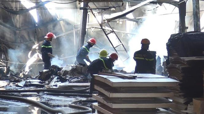 Cháy lớn tại Bình Dương thiêu rụi một quán càphê và một xưởng gỗ ảnh 1