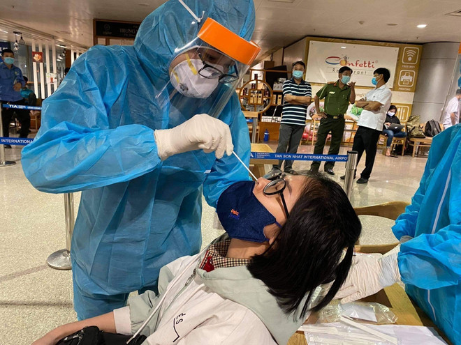 Lấy mẫu xét nghiệm tầm soát cho người dân khu vực Mả Lạng, Phường Nguyễn Cư Trinh, Quận 1. (Ảnh: TTXVN) Sáng 29 Tết, thêm một ca mắc COVID-19 trong cộng đồng ở Bắc Giang ảnh 1