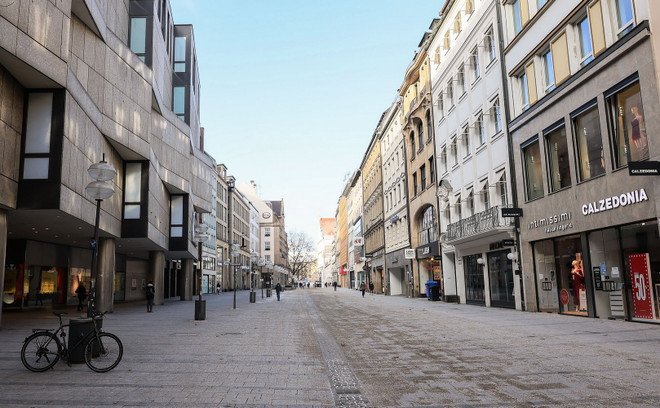 Cảnh vắng lặng trên đường phố ở Munich, Đức ngày 15/1 khi nhà chức trách ban bố lệnh phong tỏa do dịch COVID-19. (Ảnh: THX/TTXVN) COVID-19: Đức có thể kéo dài lệnh phong tỏa đến cuối tháng 2 ảnh 1