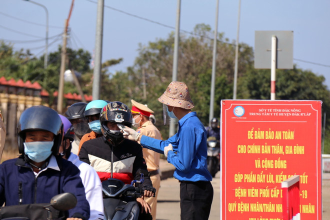 Đo thân nhiệt người dân để sàng lọc, phòng chống dịch COVID-19. (Ảnh: Hưng Thịnh/TTXVN) Đắk Nông cách ly tại nhà các trường hợp trở về hoặc đến từ TP.HCM ảnh 1