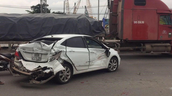 Bình Dương: Xe khách bất ngờ mất lái gây tai nạn liên hoàn ảnh 2