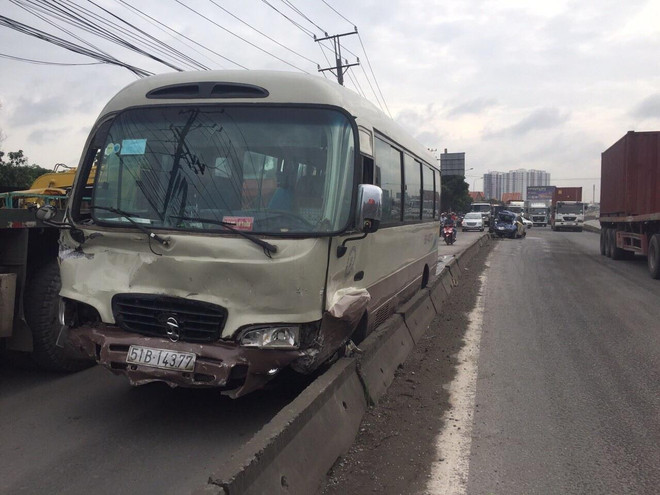 Bình Dương: Xe khách bất ngờ mất lái gây tai nạn liên hoàn ảnh 1