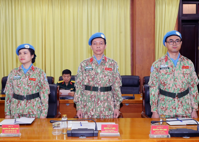 Các sỹ quan tại buổi lễ nhận Quyết định của Chủ tịch nước. Ảnh: Trọng Đức - TTXVN si quan gin giu hoa binh3.jpg