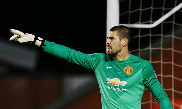Victor Valdes công khai đối đầu với huấn luyện viên Van Gaal ảnh 1