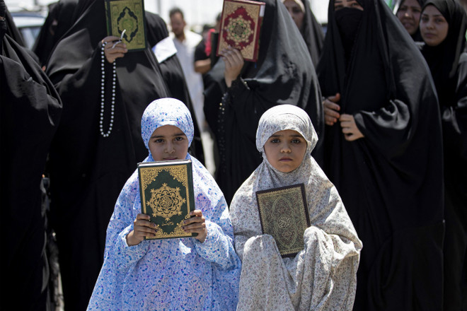 Người Hồi giáo Iraq tuần hành ở Basra, phản đối việc đốt kinh Koran tại Thụy Điển, ngày 30/6/2023. (Nguồn: AFP/TTXVN) Bộ Ngoại giao Iran không chấp nhận Đại sứ mới của Thụy Điển ảnh 1