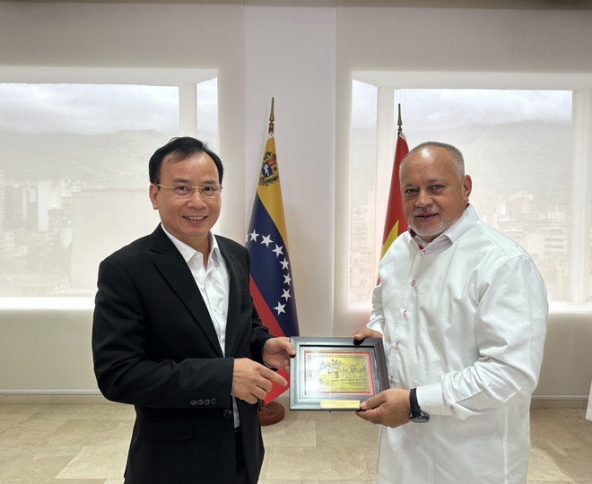 Phó Trưởng Ban Dân vận Trung ương Nguyễn Lam tặng quà lưu niệm Phó Chủ tịch thứ nhất Đảng PSUV Diosdado Cabello Rondón. (Nguồn: Đại sứ quán Việt Nam tại Venezuela) Làm sâu sắc hơn nữa quan hệ đối tác toàn diện Việt Nam-Venezuela ảnh 1