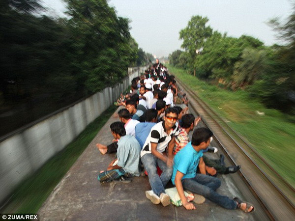 Hàng triệu người chen chúc trên các chuyến tàu để kịp dự lễ Eid ảnh 3