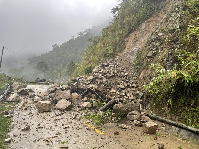 Mưa lớn gây thiệt hại và ách tắc giao thông tại Kon Tum, Nghệ An ảnh 1