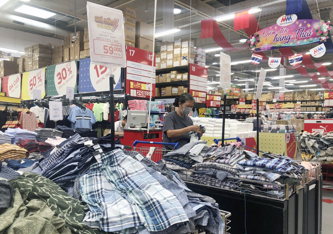 Khu vực trưng bày mặt hàng thời trang giảm giá tại trung tâm MM Mega Market. (Ảnh: Mỹ Phương/TTXVN) TP.HCM: Nhà bán lẻ đồng loạt khởi động lễ hội mua sắm Hè 2023 ảnh 2