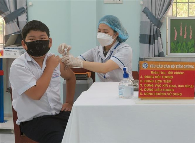Nhân viên Y tế thành phố Tuy Hòa tiêm vaccine phòng COVID-19 cho trẻ em. (Ảnh: Xuân Triệu/TTXVN) Cả nước ghi nhận 427 ca COVID-19 mới, bệnh nhân nặng tăng cao ảnh 1