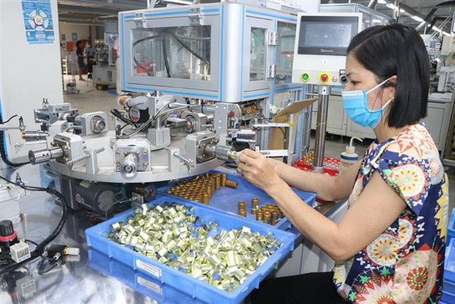 Hoạt động sản xuất tại Công ty TNHH Điện tử POYUN Việt Nam. (Ảnh: Mạnh Minh/TTXVN) Hải Dương sẵn sàng kịch bản sản xuất và sống chung với dịch COVID-19 ảnh 1