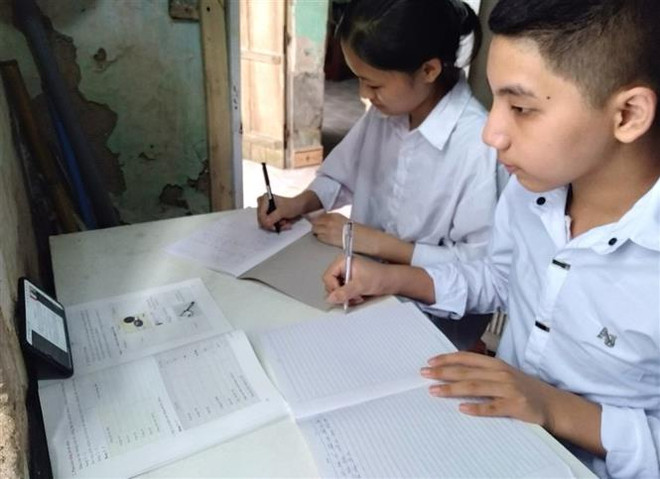 Học sinh Hà Nội học trực tuyến. (Ảnh: TTXVN) Hà Nội hỗ trợ học phí cho học sinh: Chủ trương nhân văn, thiết thực ảnh 1