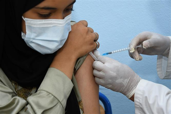 Tiêm vaccine ngừa COVID-19 tại Rabat, Maroc, ngày 2/9. (Ảnh: THX/TTXVN) Anh không công nhận chứng nhận tiêm chủng COVID-19 của châu Phi ảnh 1