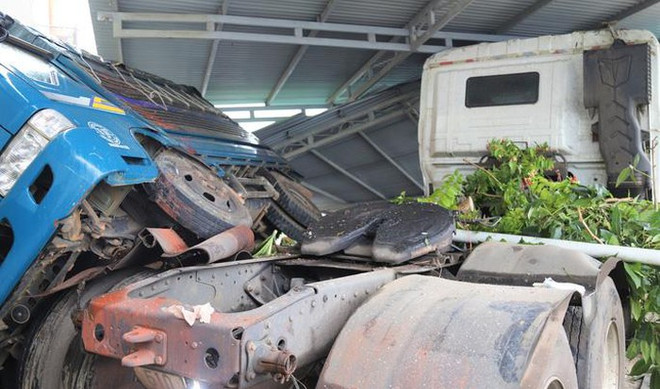 Lâm Đồng: Xe bồn chở gas gãy đôi sau khi tông vào nhiều nhà dân ảnh 1