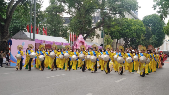 Diễu hành tại Lễ hội Áo dài 'Hương sắc Tràng An.' (Ảnh: Nguyễn Cúc/TTXVN) Hà Nội tôn vinh tà áo dài truyền thống trong 'Hương sắc Tràng An' ảnh 1