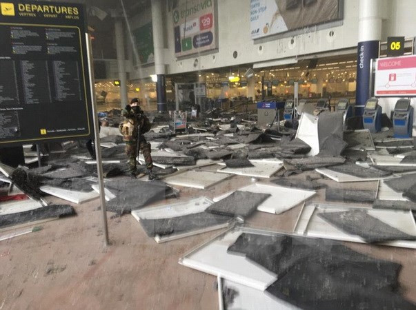 Hiện trường vụ nổ tại sân bay Brussels ngày 22/3. (Nguồn: AFP/TTXVN) Khủng bố Paris và Brussels nhận chỉ thị trực tiếp từ cấp cao của IS ảnh 1