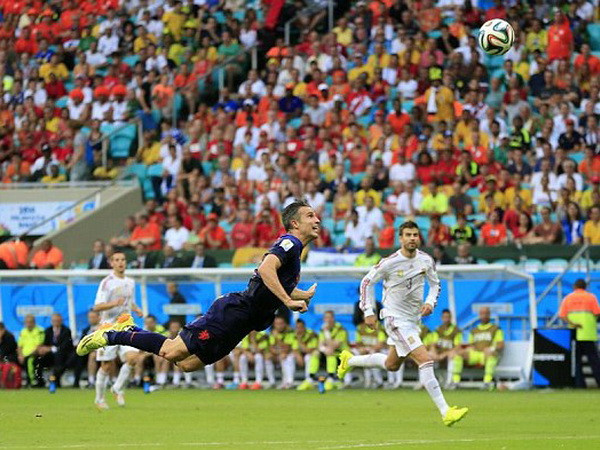 [Video] Bàn thắng đẹp mê hồn của van Persie vào lưới Casillas ảnh 1