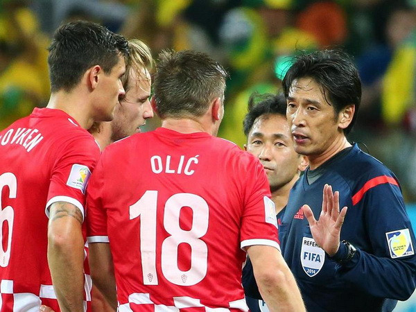 FIFA bảo vệ trọng tài Nhật đã "giết" Croatia ở trận khai mạc ảnh 1