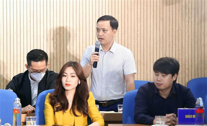 Gương mặt trẻ Hồ Xuân Vinh - Gương mặt trẻ Việt Nam tiêu biểu năm 2021 trong lĩnh vực sản xuất đặt câu hỏi tại chương trình. (Ảnh: Minh Đức/TTXVN) Bí thư thứ Nhất Trung ương Đoàn đối thoại với đoàn viên, thanh niên ảnh 2