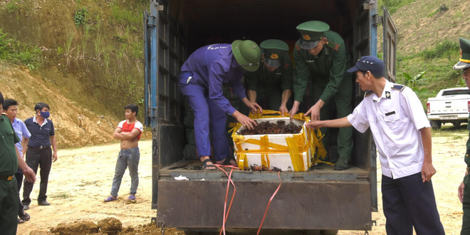 Bắt và tiêu hủy hàng tấn thực phẩm không rõ nguồn gốc ở Lào Cai ảnh 1